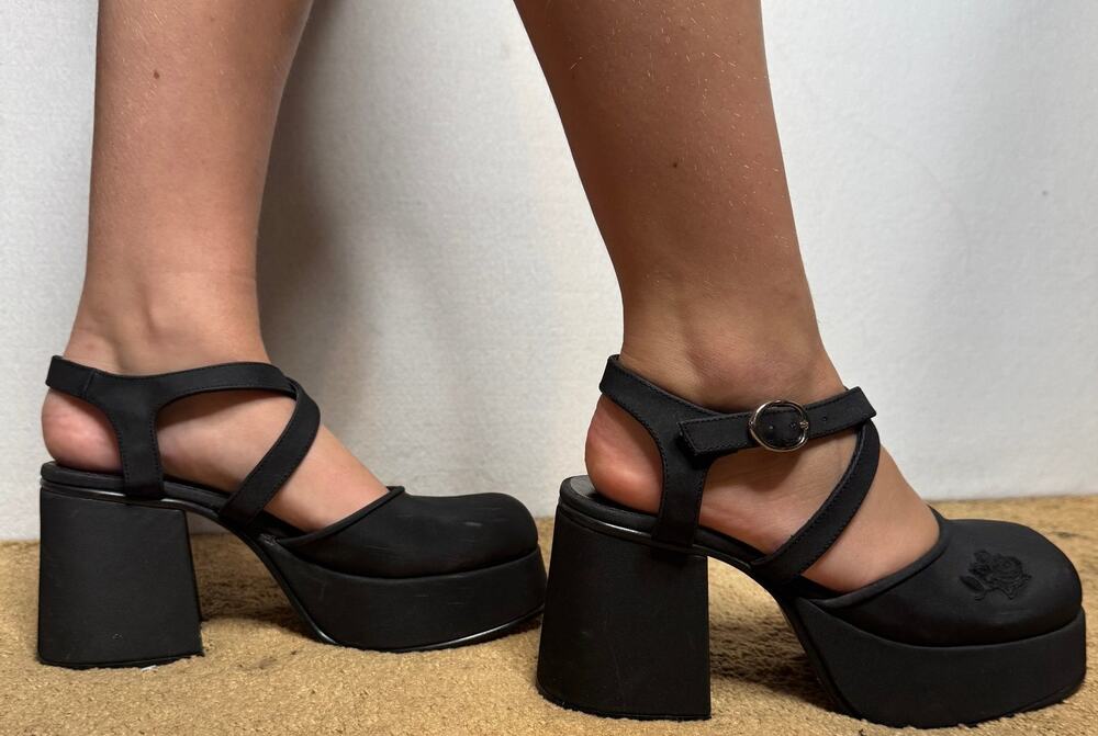 Vintage 90s Y2K L.E.I. Lellis Black Rose Embroidered Platform Mary Jane Heels 8